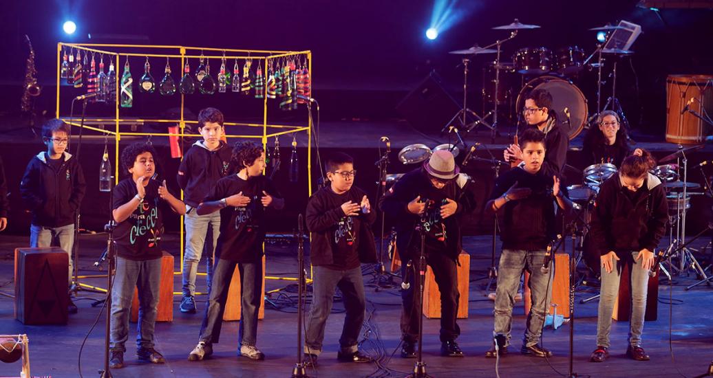 Grupo de niños sobre el escenario en espectáculo musical del Culturaymi el día 24 de agosto en Lima 2019