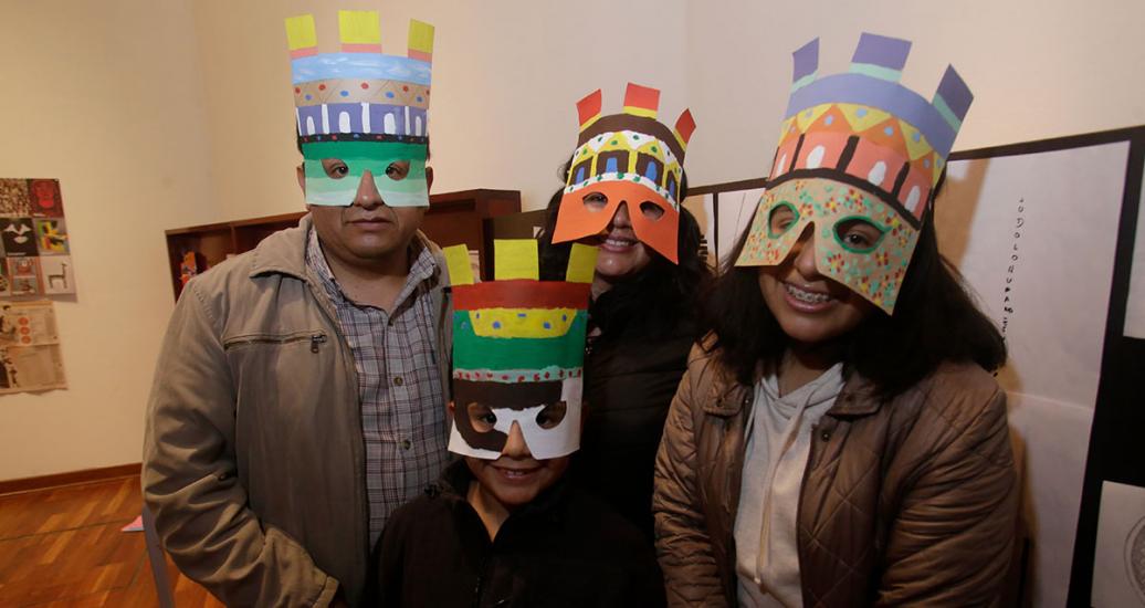 Una familia posa con máscaras de cuchimilcos en evento infantil del Culturaymi el 25 de agosto en Lima 2019
