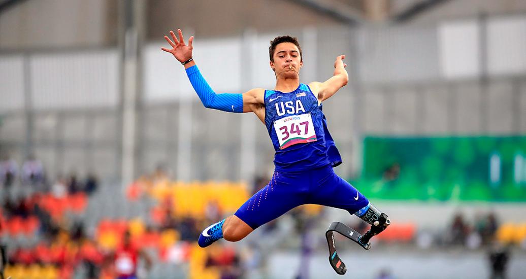 Ezra Frech de EE. UU. vuela por los aires en un impresionante salto en la competencia de Para atletismo longitud T63/64 en la Villa Deportiva Nacional – VIDENA en Lima 2019
