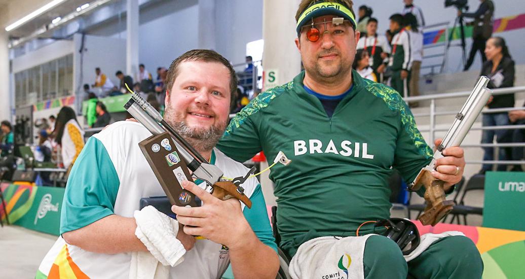 Geraldo Rosenthal y Adriano Sergio de Brasil posan orgullosos luego de ganar competencia de Para tiro 10 m pistola de aire en Lima 2019 en la Base Aérea Las Palmas