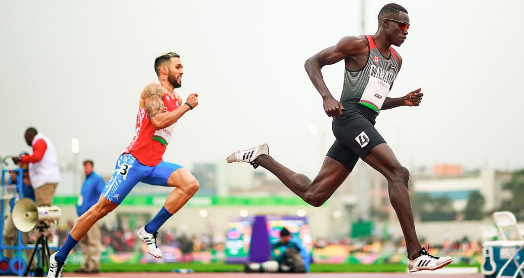 Wesley Vasquez de Puerto Rico y Marco Arop de Canadá compiten en atletismo 800m hombres en los Juegos Lima 2019 en la Villa Deportiva Nacional – VIDENA