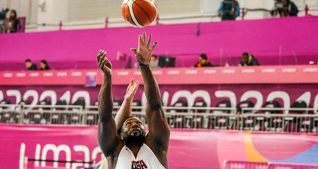 Mathew Scott from USA trying to catch the ball in wheelchair basketball match against Puerto Rico at the National Sports Village – VIDENA, Lima 2019
