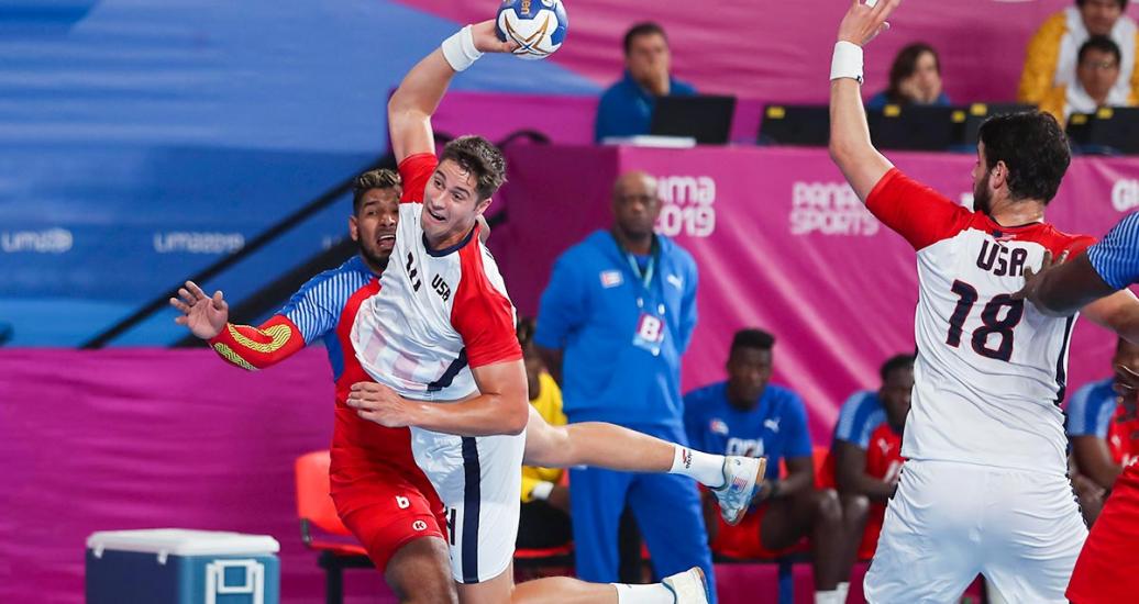Ian Hueter from the United States competes against Cuba in the handball match held at the National Sports Village – VIDENA at the Lima 2019 Games