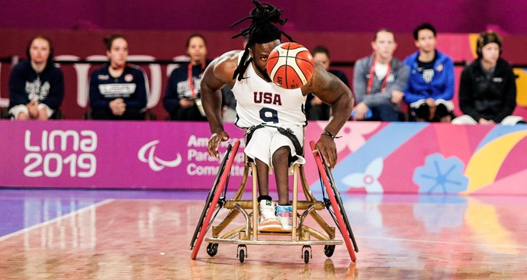 Mathew Scott de EE. UU. se prepara para atrapar la pelota en baloncesto en silla de ruedas en la Villa Deportiva Nacional – VIDENA en Lima 2019