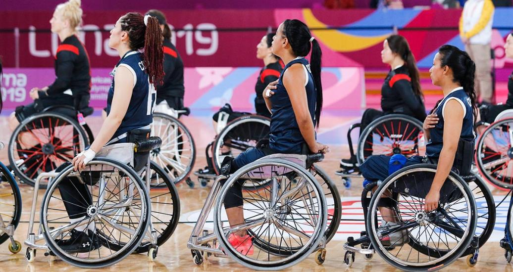 El equipo colombiano de baloncesto en silla de ruedas canta su himno nacional antes de un enfrentamiento contra Canadá en la Villa Deportiva Nacional – VIDENA en Lima 2019