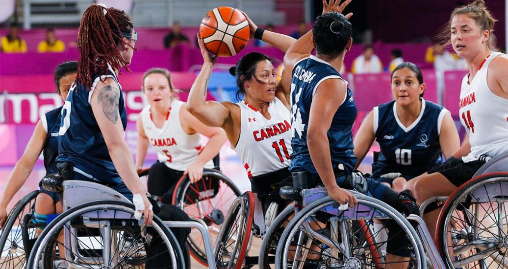 Tara Llanes de Canadá en acción en baloncesto en silla de ruedas en la Villa Deportiva Nacional – VIDENA en Lima 2019