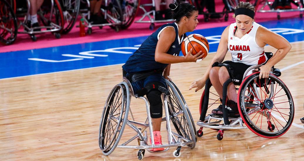Gladys Gomez de Colombia se enfrenta al equipo canadiense de baloncesto en silla de ruedas en la Villa Deportiva Nacional – VIDENA en Lima 2019