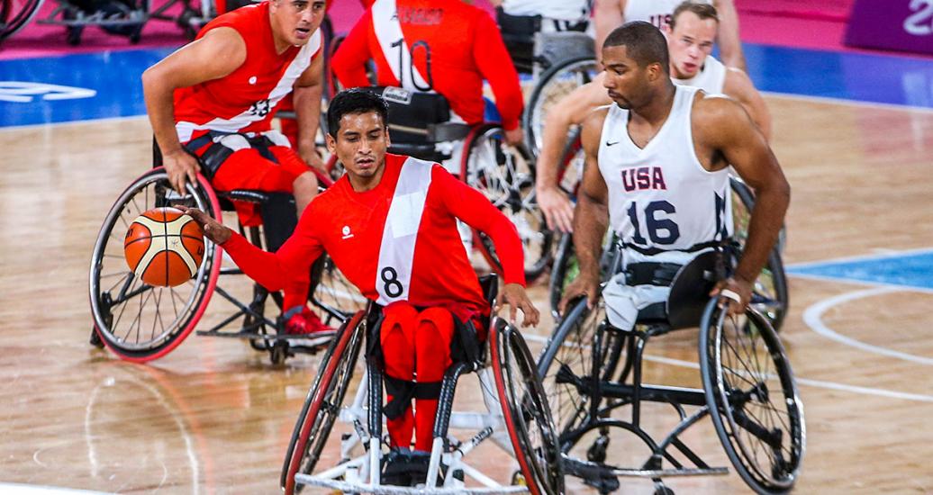 Alonso Salcedo de Perú se enfrenta a Trevor Jenifer de EE. UU. en baloncesto en silla de ruedas en la Villa Deportiva Nacional – VIDENA en Lima 2019