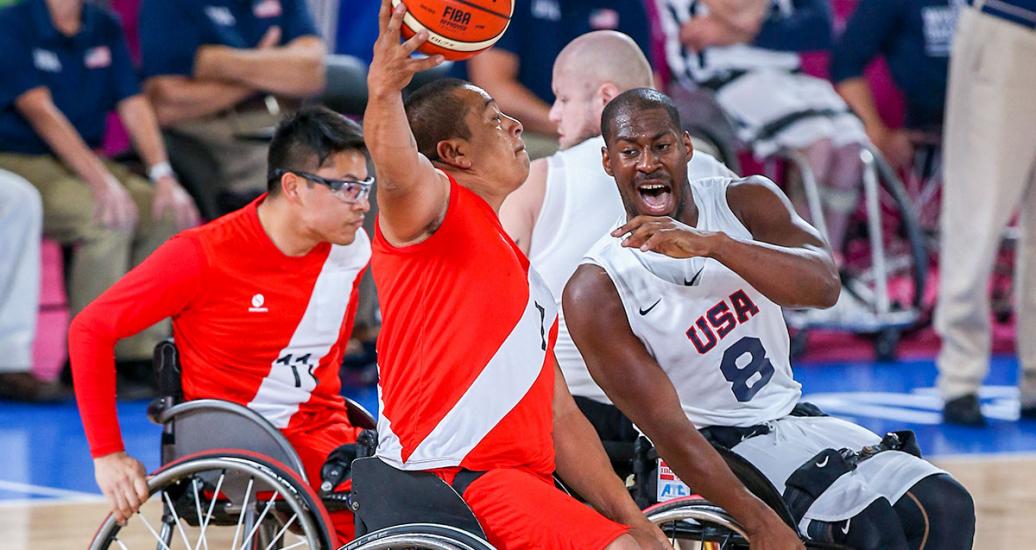 Yony Zapata de Perú controla el balón frente a Brian Bell de EE. UU. en enfrentamiento de baloncesto en silla de ruedas en la Villa Deportiva Nacional – VIDENA en Lima 2019