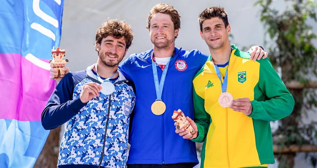 Felipe Borges from Brazil (bronze), Sebastian Rossi from Argentina (silver) and Zachary Lokken from the US (gold) show their medals from the men’s C1 category in Río Cañete - Lunahuana