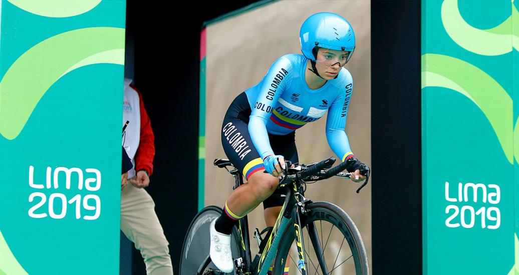 Lina Hernandez de Colombia sobre su bicicleta lista para dar inicio a su recorrido en prueba contra reloj femenina en los Juegos Lima 2019 en el Circuito San Miguel