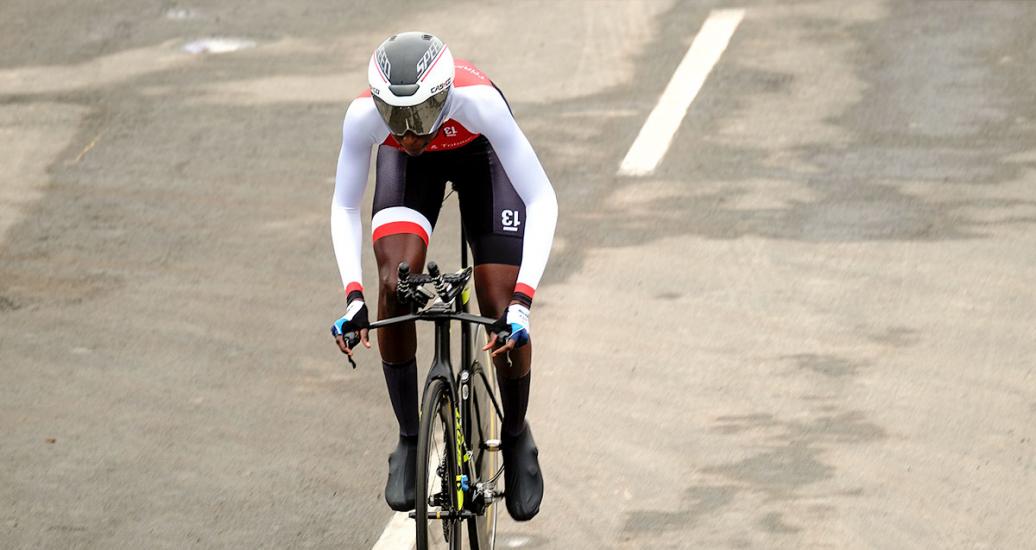 Teniel Campbell de Trinidad y Tobago se acerca a la línea de llegada sobre su bicicleta en prueba contra reloj femenina en los Juegos Lima 2019 en el Circuito San Miguel