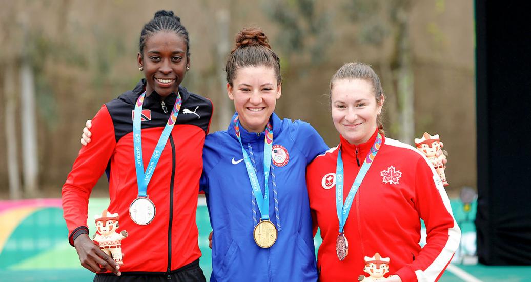 Teniel Campbell de Trinidad y Tobago, Chloe Dygert de EEUU y Laurie Jussaume de Canadá celebran sus medallas de plata, oro y bronce respectivamente luego de prueba contra reloj femenina en los Juegos Lima 2019 en el Circuito San Miguel