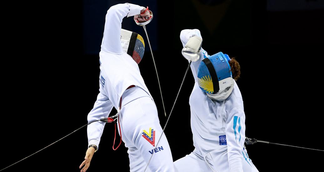 Patrizia Piovesan Silva de Venezuela y Clara Isabel Di Tella de Argentina se enfrentan en esgrima en los Juegos Lima 2019, en el Centro de Convenciones de Lima.