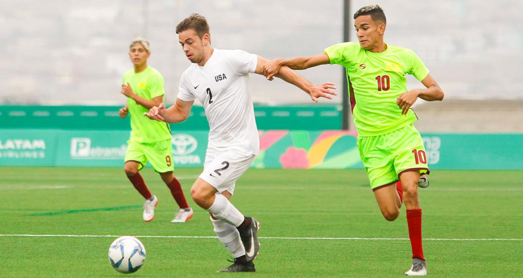 Cameron Delillo, from the US, faces Jose Luis Quintana, from Venezuela, in football 7-a-side at the Villa María del Triunfo Sports Center, at Lima 2019