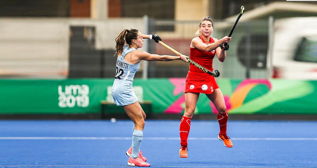  Chilean hockey player Denise Krimerman competing against Argentina’s Eugenia Trinchinetti at Villa María del Triunfo Sports Center during the Lima 2019 Pan American Games.