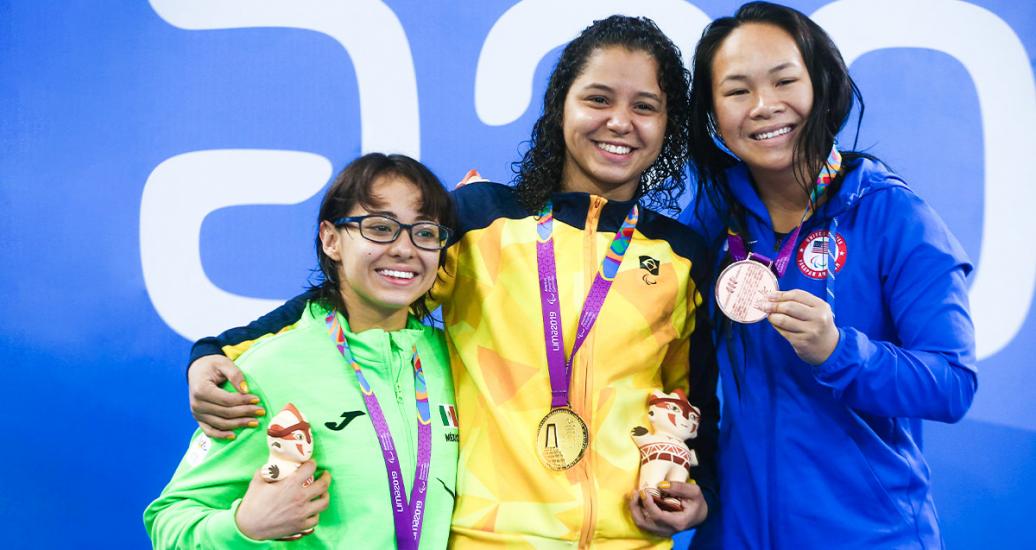 Paola Ruvalcaba de México (plata), Cecilia Araujo de Brasil (oro) y Haven Shepherd de EE. UU. (bronce) sonríen orgullosas desde el podio de Para natación 50 m estilo libre femenino S8 en Lima 2019 en la Villa Deportiva Nacional – VIDENA.