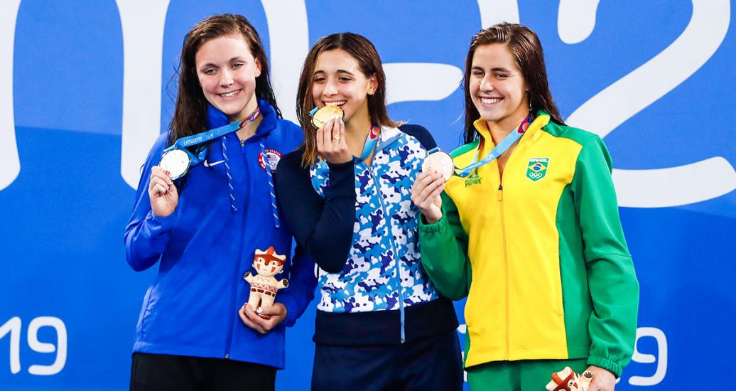 Maria Denigan de EEUU (plata), Delfina Pignatiello de Argentina (oro) y Viviane Eichelberger de Brasil (bronce) celebran orgullosas sus medallas en 800m estilo libre mujeres en los Juegos Lima 2019 en la Villa Deportiva Nacional – VIDENA.