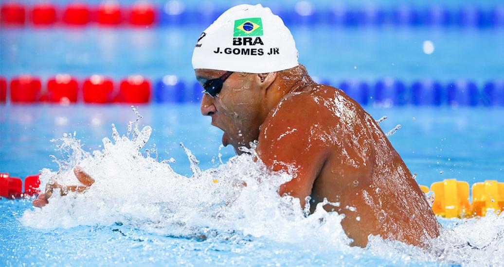 Joao Luiz Gomes de Brasil compite en natación 4x100m relevo mixto en los Juegos Lima 2019 en la Villa Deportiva Nacional – VIDENA.