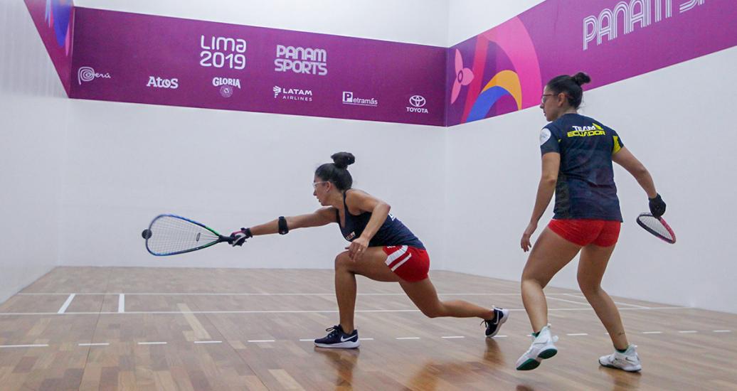 Kelani Lawrence de USA y Paz Muñoz de Ecuador se enfrentan en ronda preliminar de Ráquetbol en los Juegos Lima 2019, en la Villa Deportiva Regional del Callao.