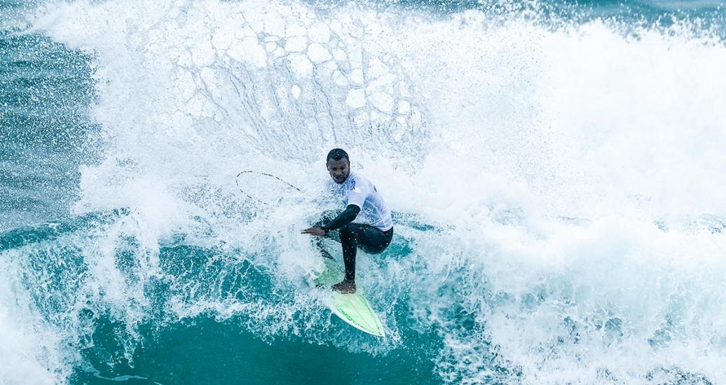 Francisco Bellorín de Venezuela posa sobre su tabla mientras lucha contra las olas en la competencia de Surf en los Juegos Panamericanos Lima 2019 en Punta Rocas.