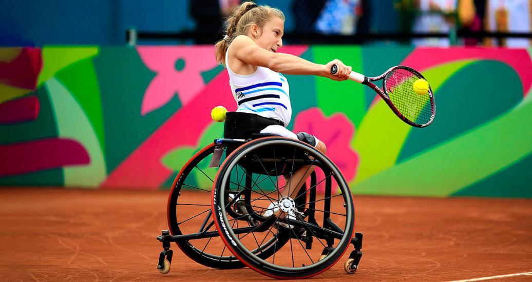 Nicole Dhers de Argentina se enfrenta a Rejane Candida de Brasil en tenis en silla de ruedas en los Juegos Parapanamericanos Lima 2019 en el Club Lawn Tennis