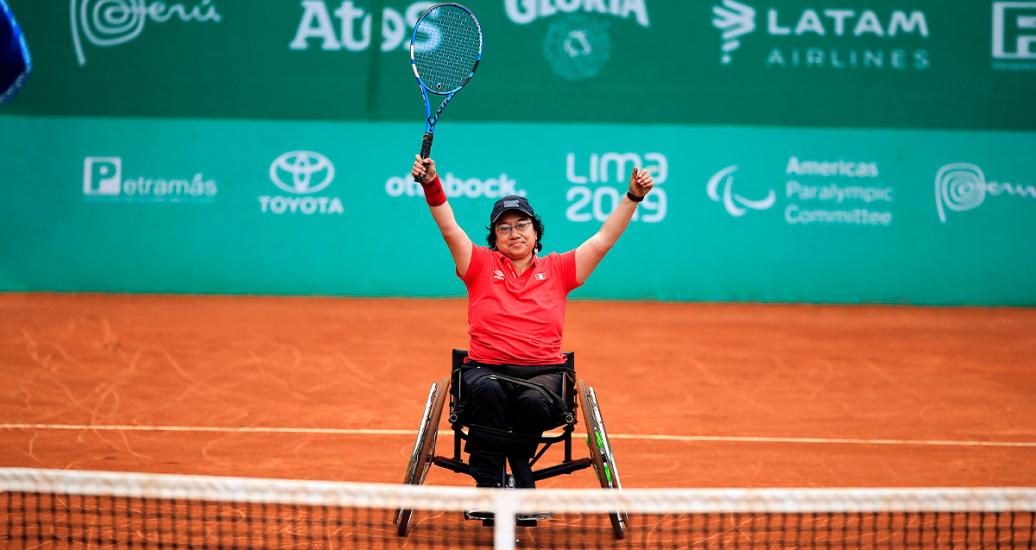 Maria Castillo de Perú celebra su victoria contra Sofia Fuentes de Chile en tenis en silla de ruedas en Lima 2019 en el Club Lawn Tennis