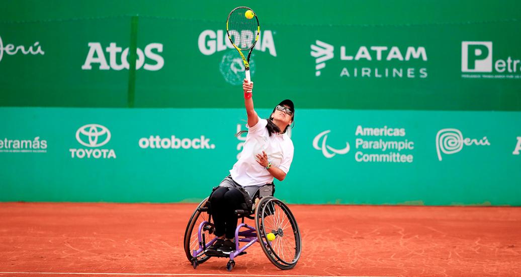 Carolina Moreno de Perú golpea la pelota en partido de tenis en silla de ruedas contra Emmy Kaiser de EE. UU. en Lima 2019 en el Club Lawn Tennis. 