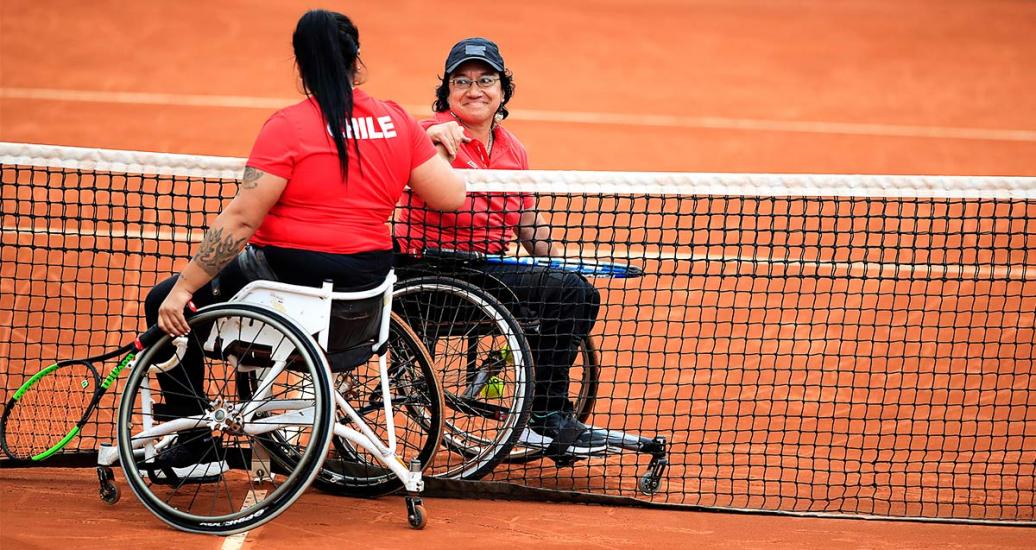 Maria Castillo de Perú y Sofia Fuentes de Chile comparten una sonrisa luego de partido de tenis en silla de ruedas en Lima 2019 en el Club Lawn Tennis