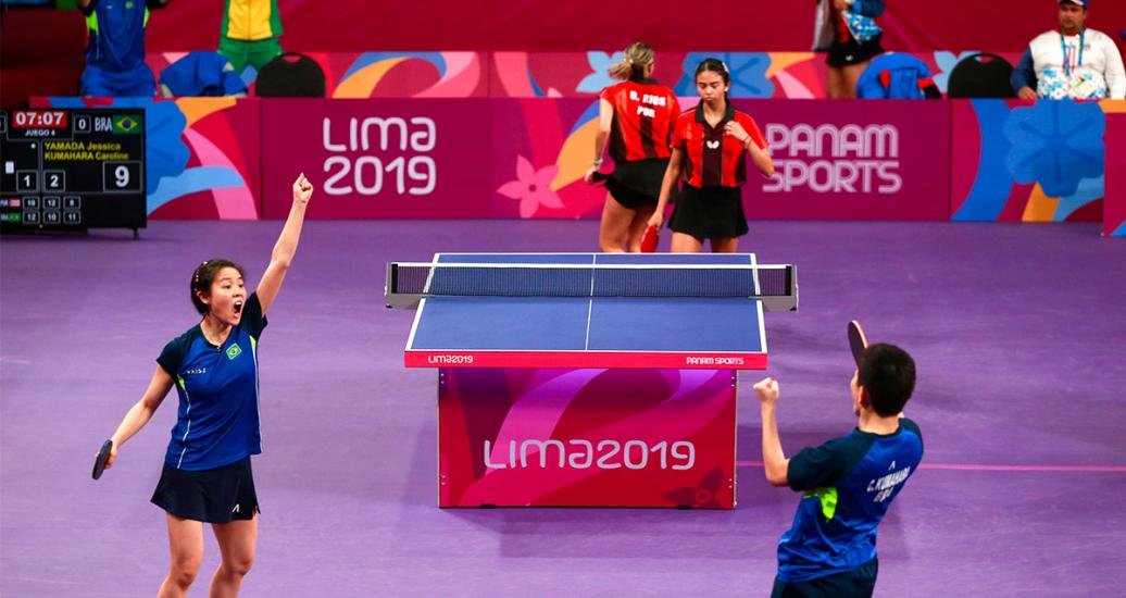 Jessica Yamada junto a Caroline Kumahara de Brasil, festejan anotación a Puerto Rico en tenis de mesa, en los Juegos Lima 2019, en la Villa Deportiva Nacional – VIDENA. 