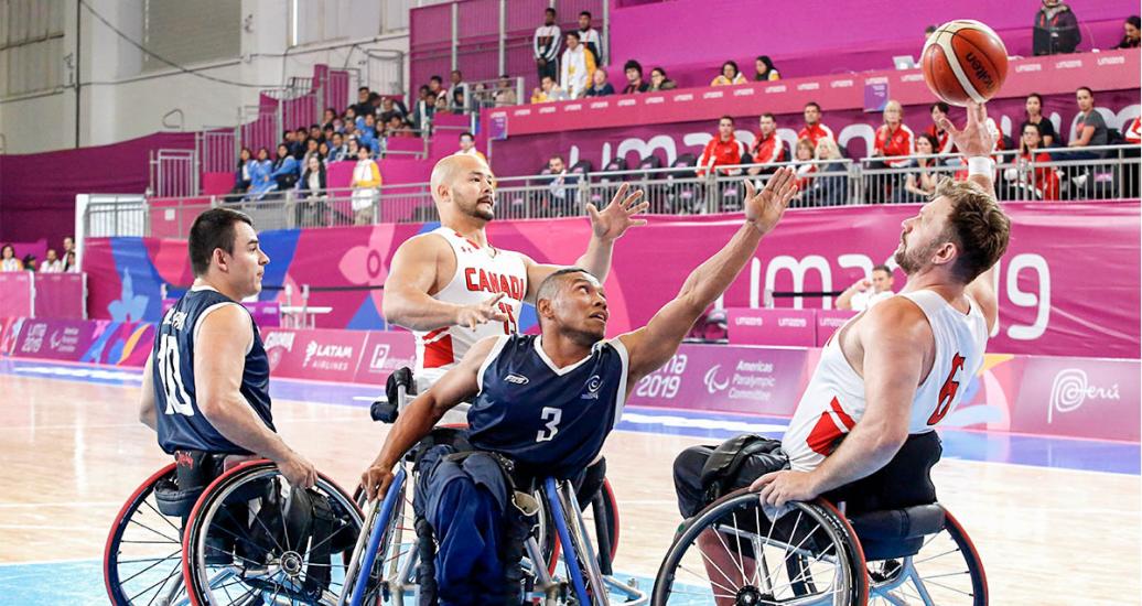 Jugadores de Canadá y Colombia intentan atrapar el balón en semifinal de baloncesto en silla de ruedas, en Lima 2019, realizado en la Villa Deportiva Nacional – VIDENA
