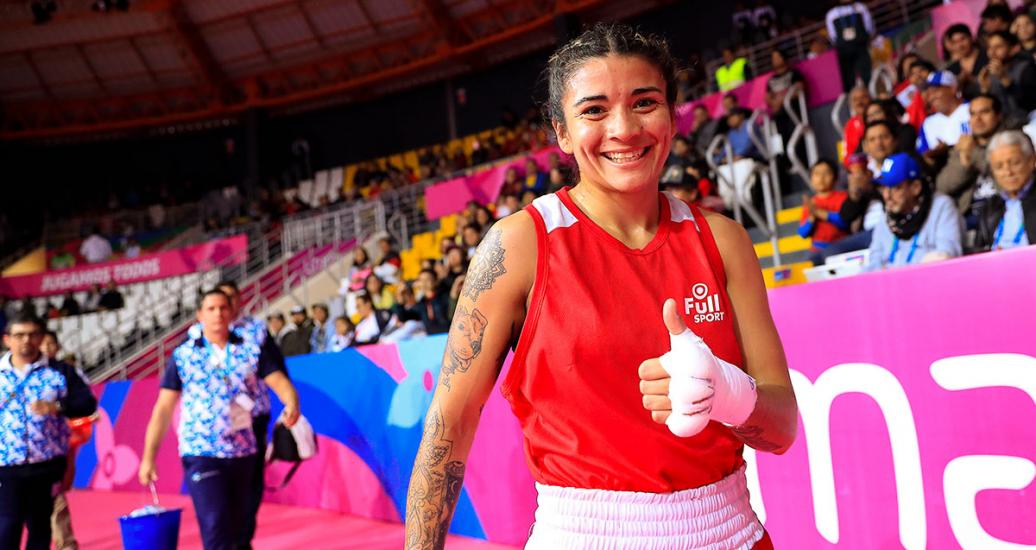 Boxeadora peruana Fiorela Goicochea sonríe luego de enfrentarse a Argentina en box en los Juegos Lima 2019 en la Villa Deportiva Regional del Callao
