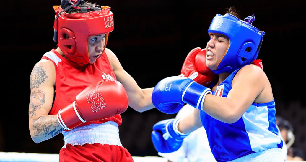 Leonela Sanchez de Argentina se enfrenta en box a Fiorela Goicochea de Perú en los Juegos Lima 2019 en la Villa Deportiva Regional del Callao