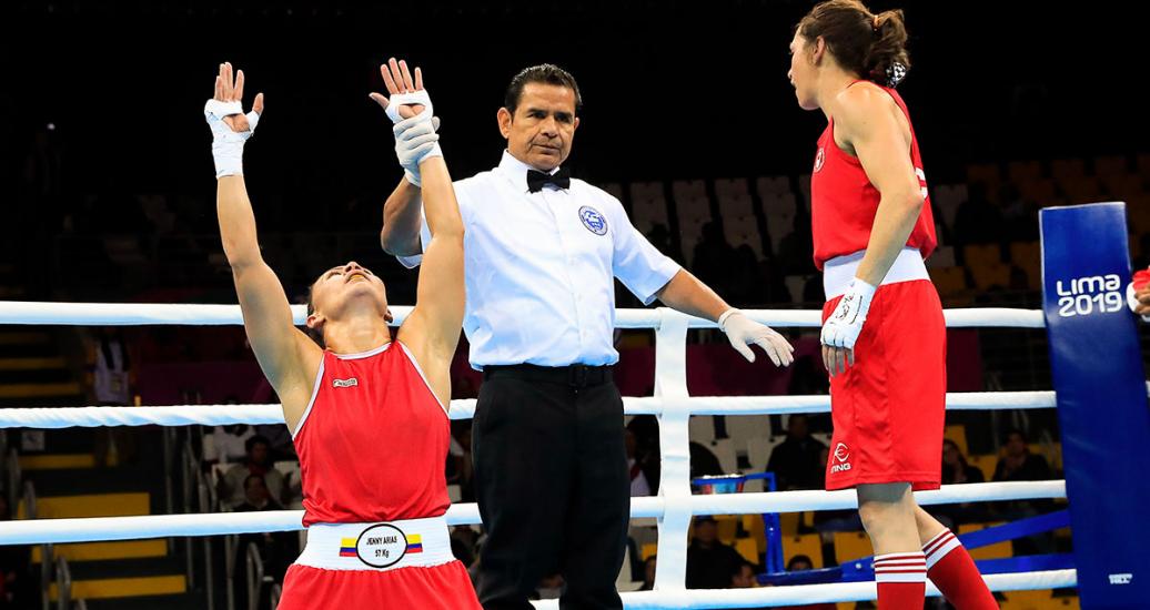 Boxeadora Yeni Arias de Colombia celebra la victoria ante Sabrina Aubien de Canadá en los Juegos Lima 2019 en la Villa Deportiva Regional del Callao