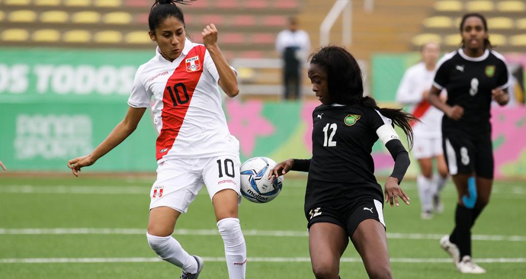 Pierina Nuñez Cordero de Perú, realiza pase en medio de la cancha frente a Jamaica durante partido, en Juegos Lima 2019, en el Estadio San Marcos. 
