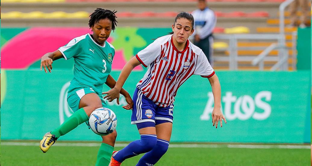 Jamaican footballer Chanel Hudson dispute the ball with paraguayan María Martínez during the first round of women’s football, at the Lima 2019 Games, at San Marcos Stadium