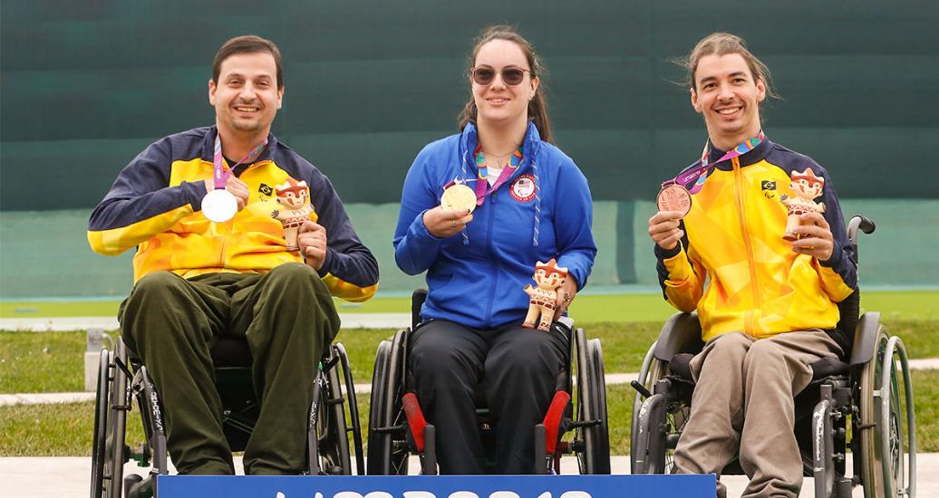 Alexander Galagani de Brasil (plata), McKenna Dahl de EEUU (oro) y Bruno Kiefer de Brasil (bronce) posan orgullosos con sus medallas de Para tiro en categoría 10 m rifle de aire en Lima 2019 en la Base Aérea Las Palmas