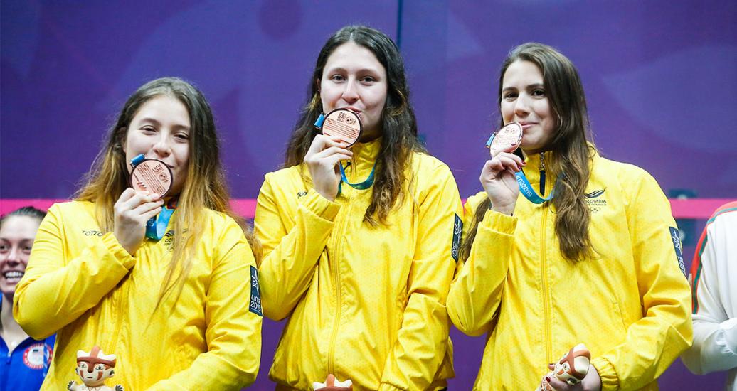 María Paula Tovar, Laura Tovar and Catalina Pelaez pick up the bronze medals in the women's squash competition at Lima 2019 