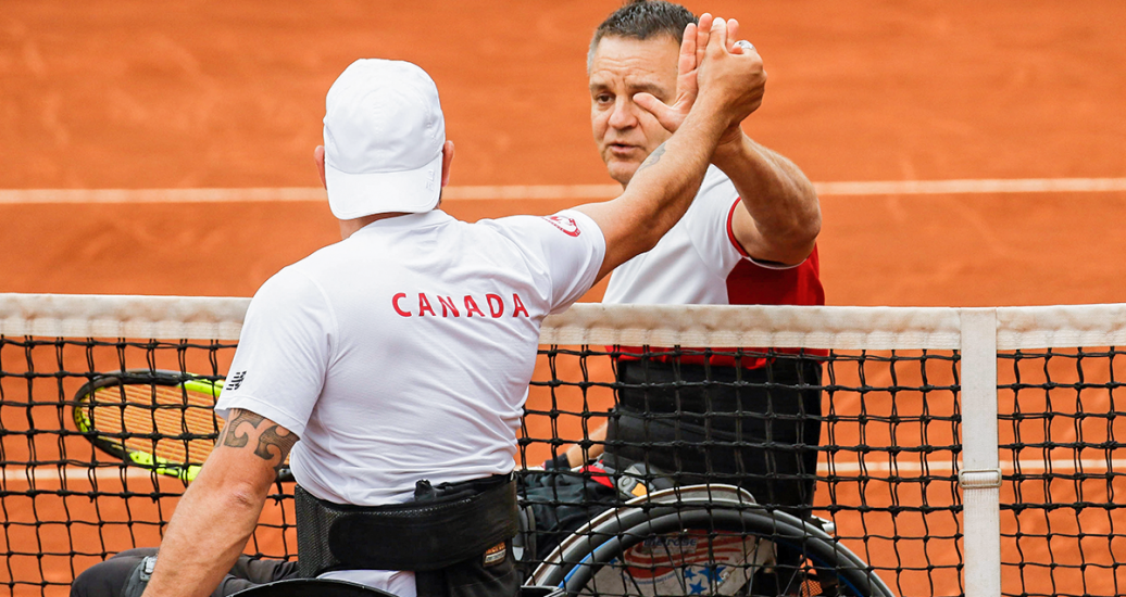 Bryan Barten de EE. UU y Mitchell McIntyre de Canadá se dan la mano antes de partido por el bronce en tenis en silla de ruedas en Lima 2019 en el Club Lawn Tenis