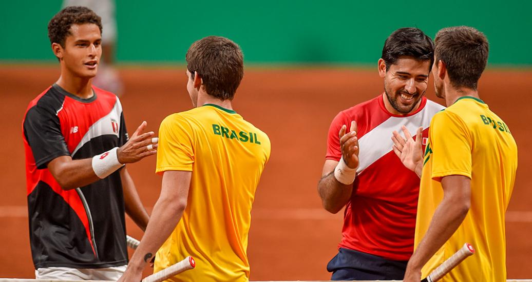 Peruvian tennis players, Juan Pablo Varillas and Sergio Galdos, greet the Brazilian team and show friendship on the court.