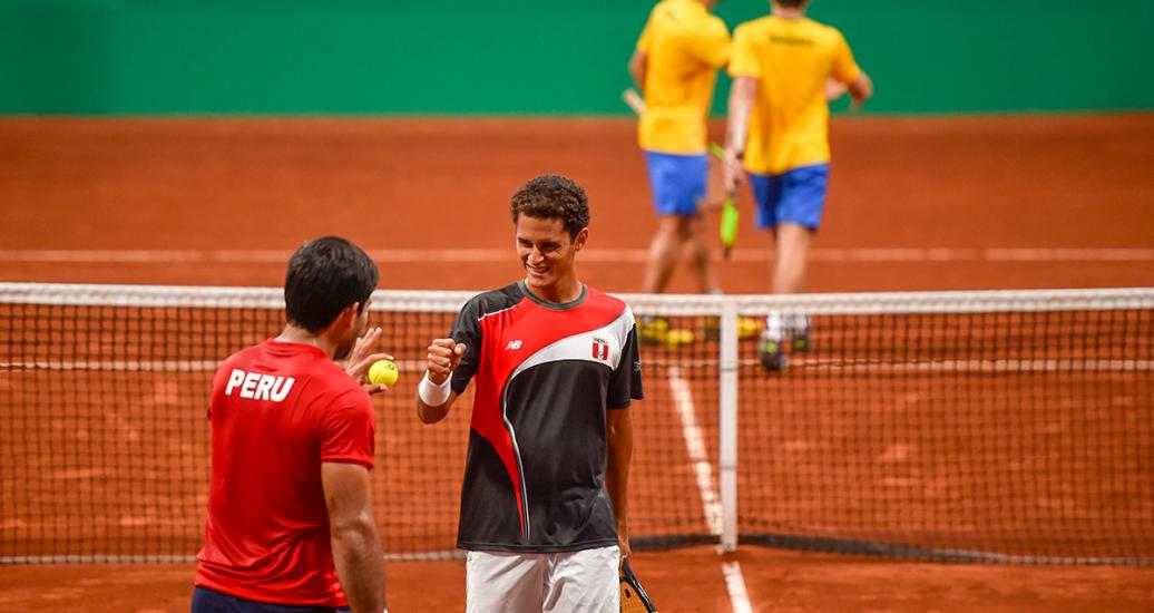 Tenistas peruanos, Juan Pablo Varillas y Sergio Galdos demostrando complicidad en la cancha.