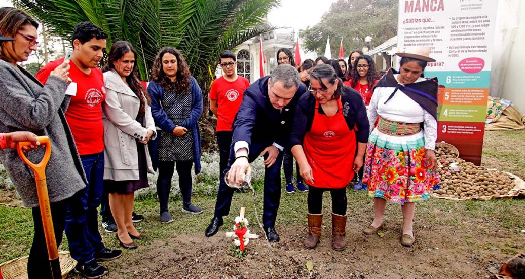 Salvador del Solar en su visita a Culturaymi alienta a los ciudadanos a alcanzar el Bicentenario con imaginación y decisión