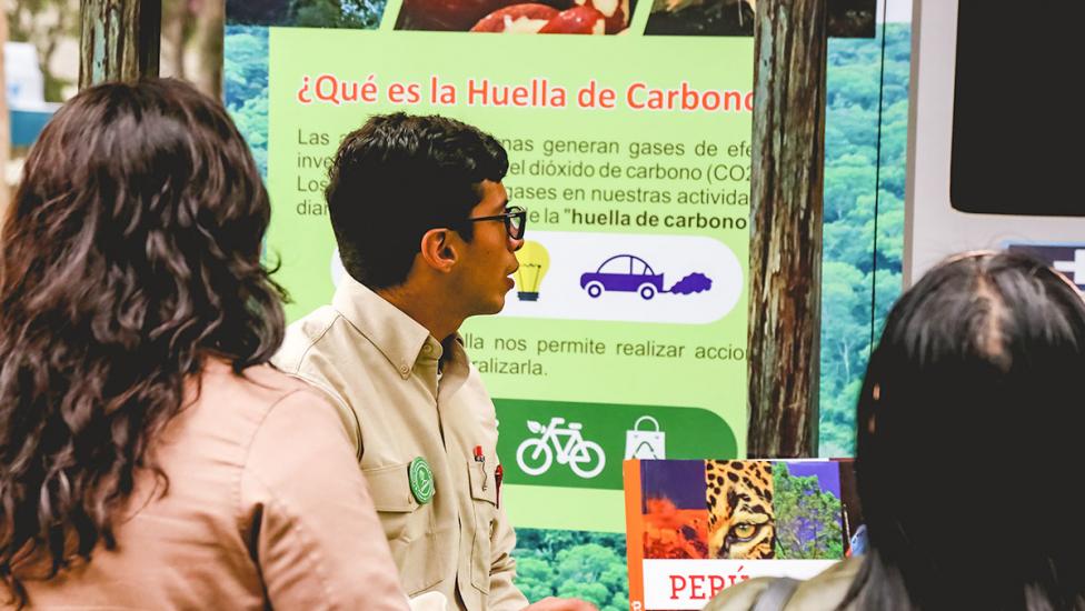 Publico conoció sobre la herramienta que calcula la huella de carbono, en los Juegos Lima 2019, gracias a los voluntarios de Sernanp.