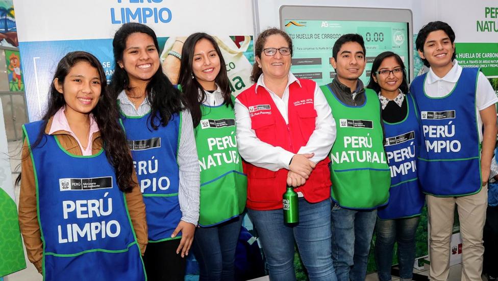 La Ministra del Ambiente, Lucia Ortiz, junto a sus felices colaboradores comprometidos con el cuidado del planeta. 