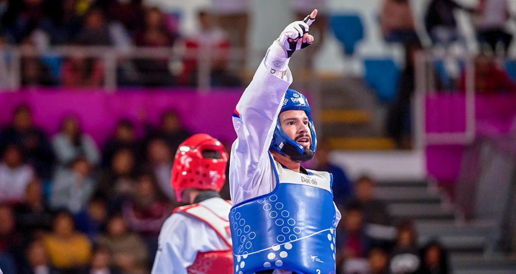 Andres Molina de Costa Rica celebra victoria ante Brasil en Para taekwondo masculino K44 -75 kg en Lima 2019 en la Villa Deportiva Regional del Callao.