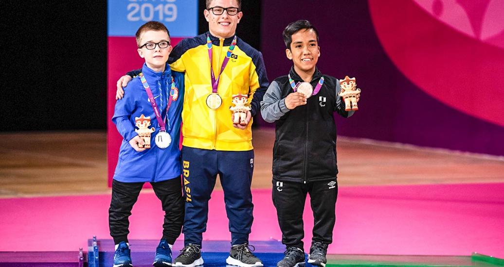 Tavares de Brasil (oro), Miles Krajewski de EE. UU. (plata) y Hector Salva de Perú (bronce) con medallas de Para bádminton masculino SS6 en Lima 2019 en el Polideportivo Villa el Salvador.